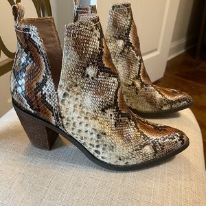 VERY VOLATILE snake print booties size 7.5